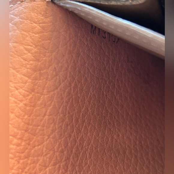 Louis Vuitton Capucines Wallet in Magnolia - Picture 12 of 16